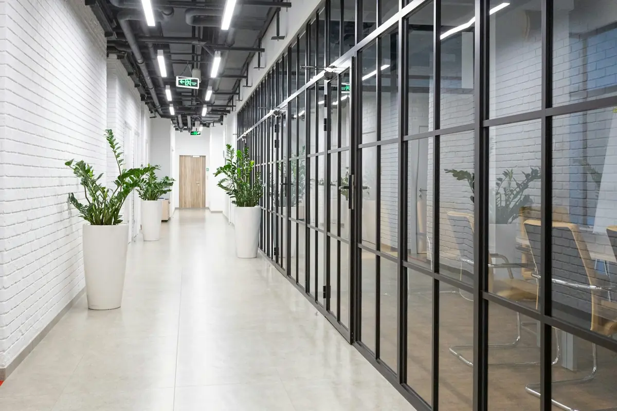 Pasillo de oficinas con mamparas de vidrio