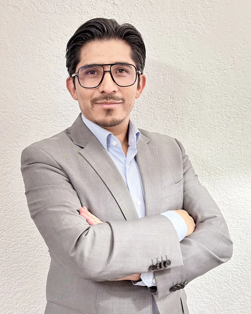 José Carlos Díaz, Arquitecto de Datos de TPS, con saco gris y brazos cruzados